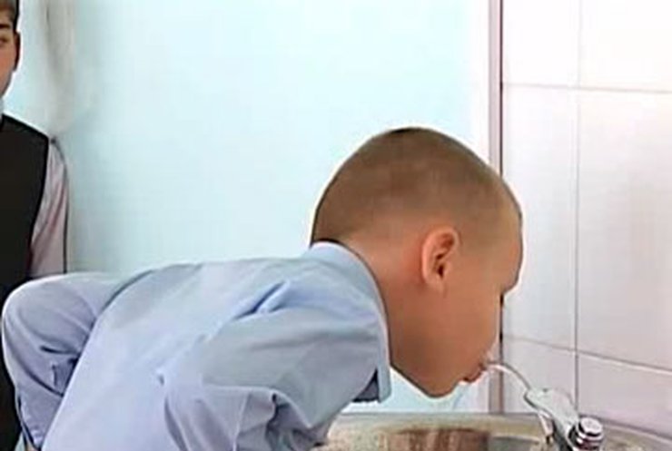 В киевских школах установили фонтанчики с питьевой водой