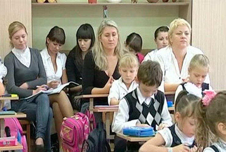 На Буковине за школьные парты посадили родителей первоклассников