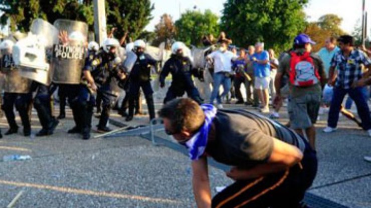 Власти Греции обещают затянуть пояса еще туже, люди протестуют