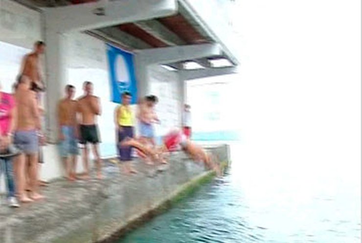 В Ялте спортсмены в "семейках" устроили чемпионат по прыжкам в воду