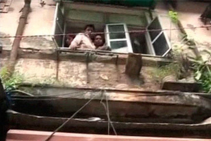 Во время индийского праздника в Мумбаи обвалился балкон со зрителями