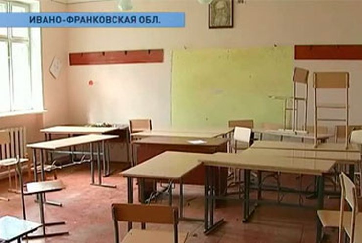 Ученики сельской школы вынуждены учиться в медпункте