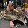 Гага в шикарном платье полакомилась хот-догами, сидя на тротуаре