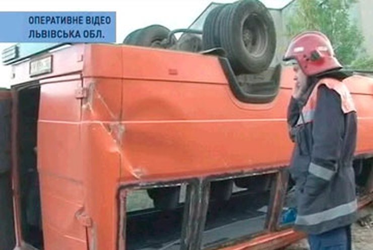 В Львове перевернулась маршрутка