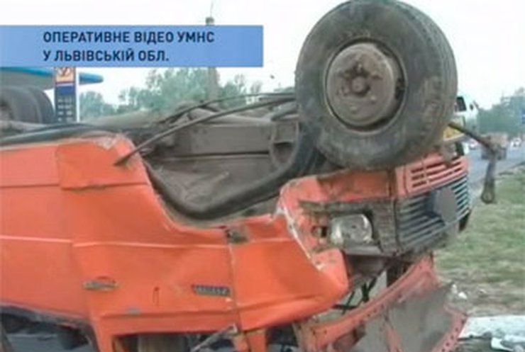 Во Львове перевернулось маршрутное такси