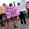 В Индонезии женщины в мини-юбках вышли на марш протеста