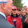 Азаров пообещал открыть 2 тысячи километров дорог