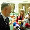 Табачник не держит зла на студентку, ударившую его цветами по лицу