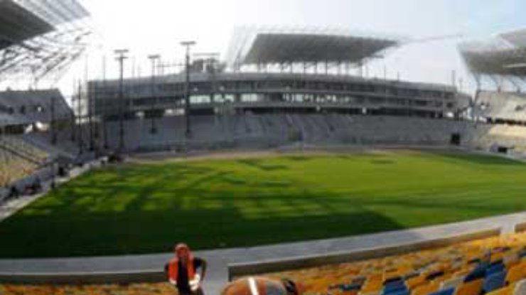 На стадионе во Львове уложили газон