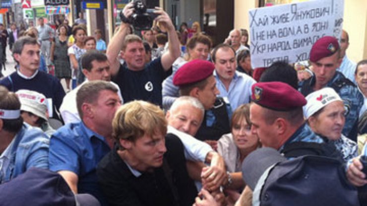 Сторонники Тимошенко попытались прорваться в Печерский суд