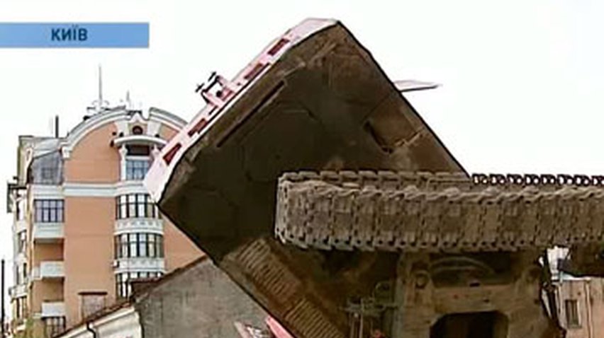 На дом в центре Киева упал строительный кран