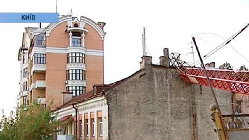В Киеве ищут виновных в падении крана на жилой дом