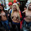 FEMEN пришли на свой суд в "бюстгальтерах" из проволоки