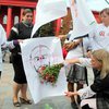 Столичные студенты швырялись цветами в Табачника