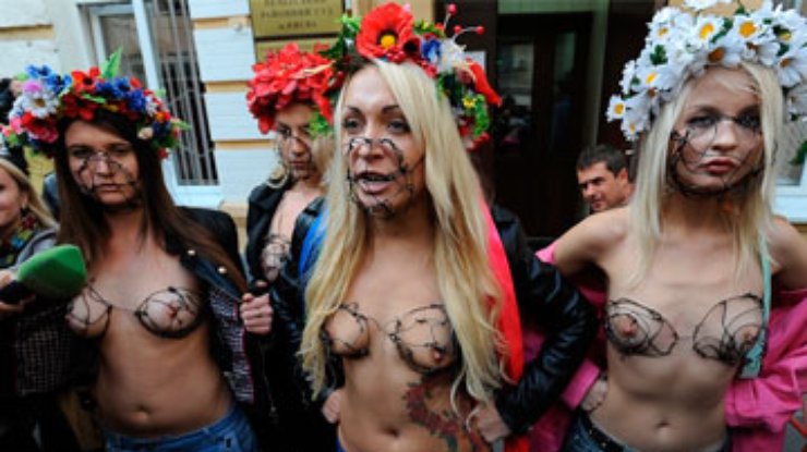 FEMEN пришли на свой суд в "бюстгальтерах" из проволоки