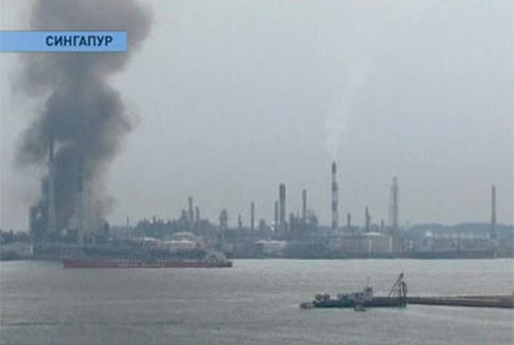 На нефтеперерабатывающем заводе в Сингапуре произошел сильный пожар