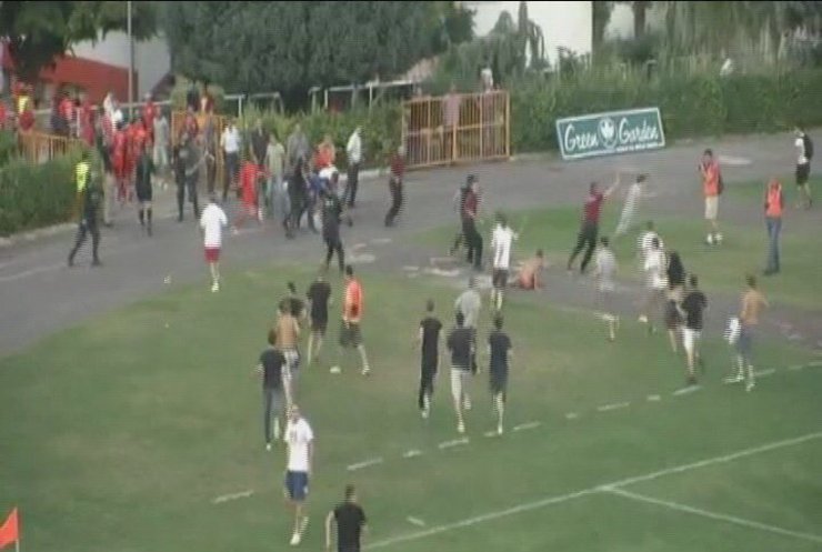 На чемпионате по футболу в Боснии и Герцоговине произошло столкновение фанатов