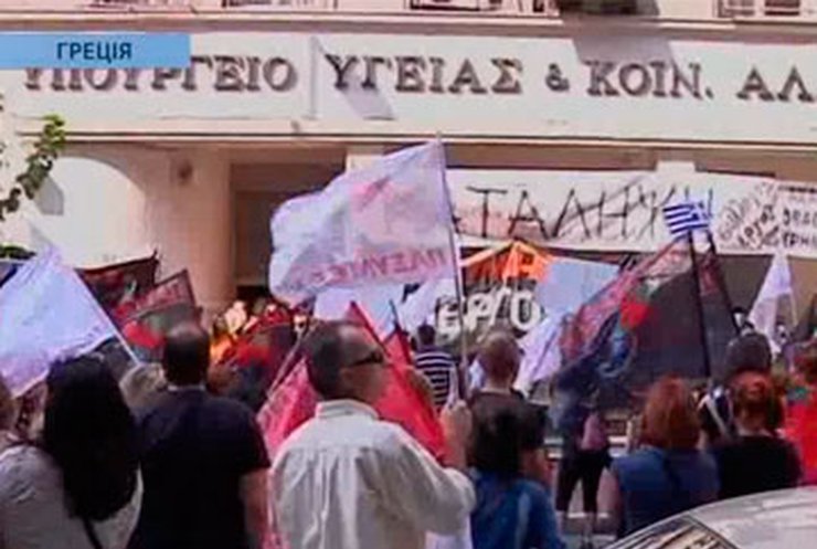 В Греции власти планируют уволить 30 тысяч бюджетников