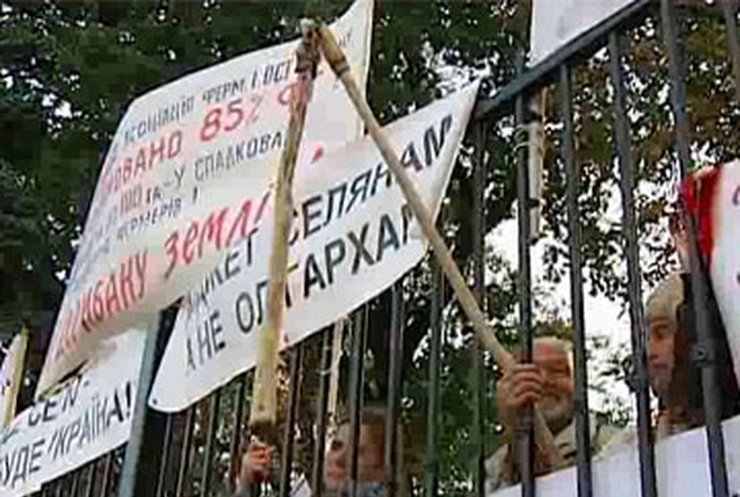 Фермеры с вилами и косами вышли к зданию Верховной рады