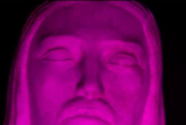 В Рио-де-Жанейро статую Христа подсветили розовым