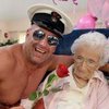 На 100-летний юбилей пенсионерка заказала танец стриптизера