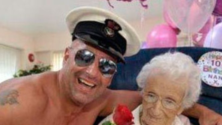 На 100-летний юбилей пенсионерка заказала танец стриптизера