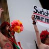 FEMEN призывают всех "включить ум" с балкона ЦУМа
