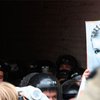 Сторонники Тимошенко и "Беркут" не поделили забор возле суда