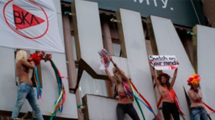 Активисток FEMEN увезли с Крещатика в автозаке