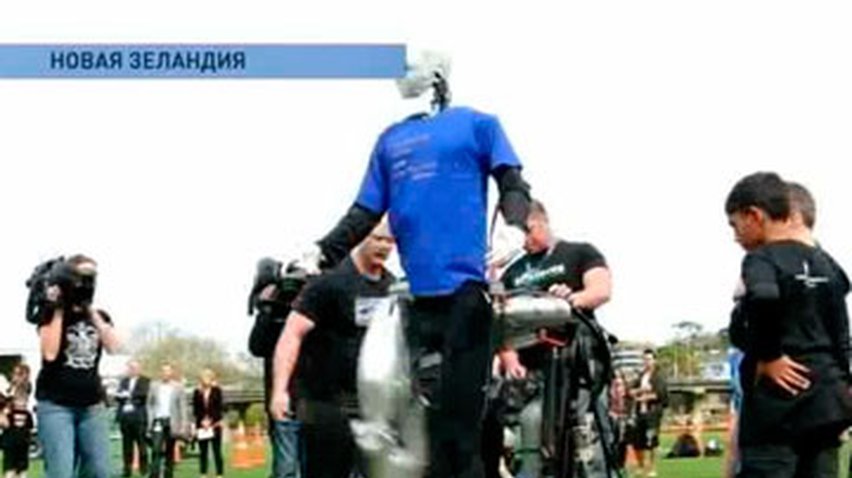 Новозеландский регбист сразился с роботами