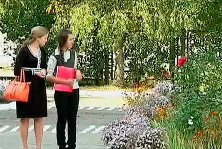 Черновицкие ученики высадили возле школы мини-дендропарк