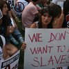 Нью-йоркские уборщики и охранники вышли на демонстрацию