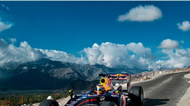 Гоночный болид Формулы-1 промчался по самой высокой дороге мира