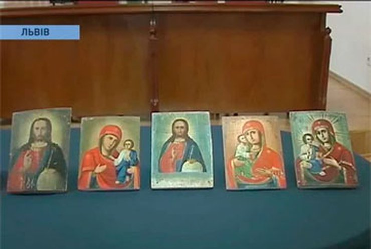 Львовские таможенники передали в музеи конфискованные иконы