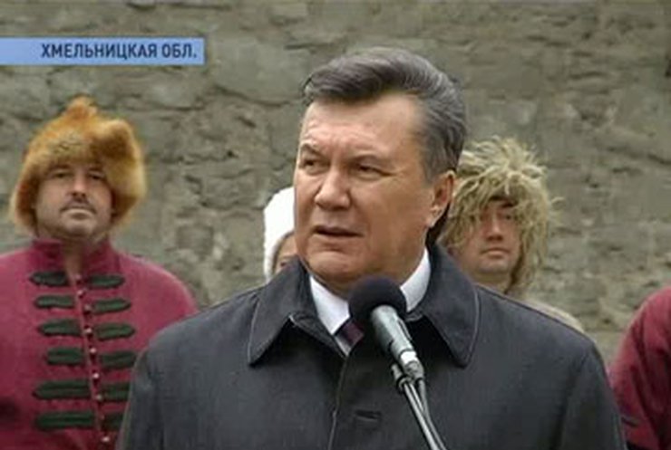 Янукович проинспектировал замок в Каменце-Подольском