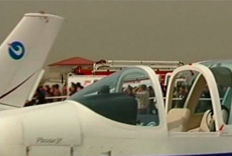 На авиашоу в Китае разбился военный самолет
