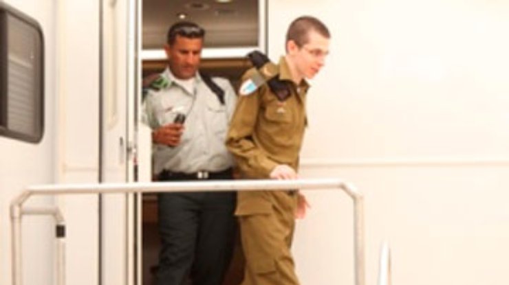 Освобожденного из плена военного встречают в Израиле семья и правительство