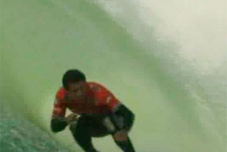 Бразильский серфингист стал лучшим на соревнованиях в Португалии