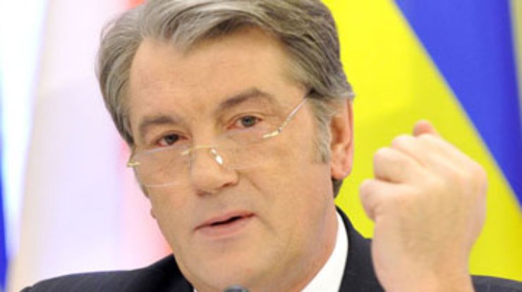 Ющенко похвалил Азарова за успехи в изучении украинского языка