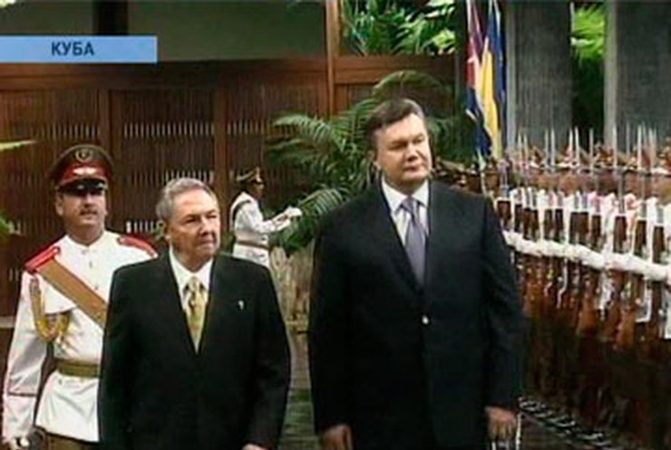 Янукович находится с визитом на Кубе