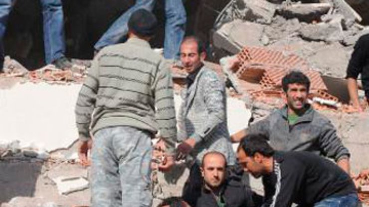 В землетрясении в Турции погибли до 1000 человек - сейсмологи