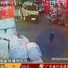 В Китае умерла девочка, которую сбили две машины