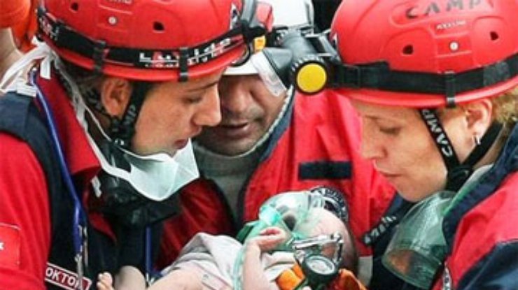 В Турции спасли из-под завалов грудного младенца