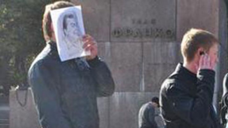Львовские студенты провели антипрезидентский флеш-моб