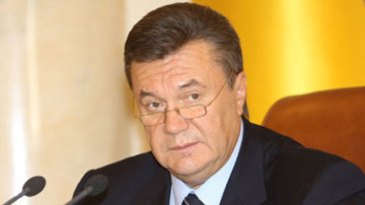 Янукович недоволен работой местных властей с приемными семьями