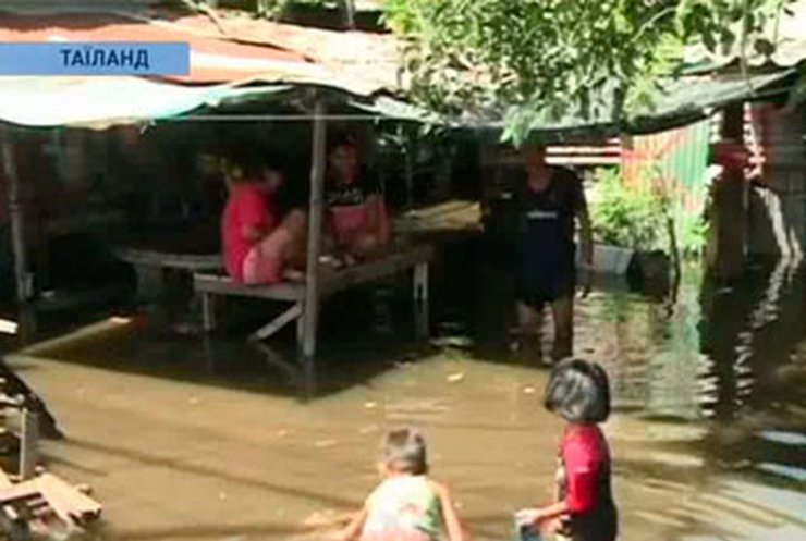 Жители Бангкока бегут из подтопленного города