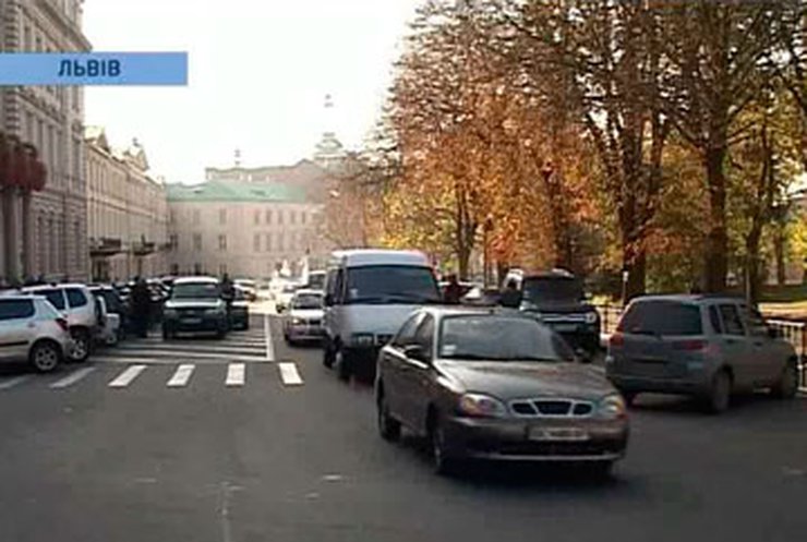 Львовские таксисты устроили забастовку