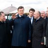 Во Львове Януковича встретили вопросом "Виновны ли жители Донбасса?"