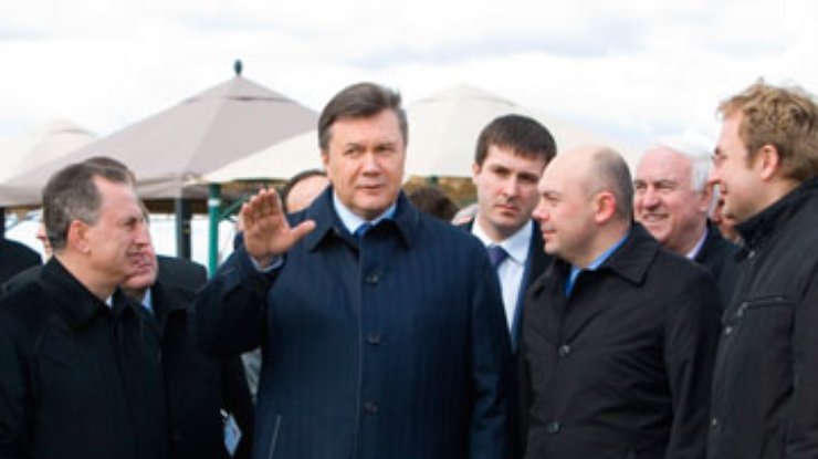 Во Львове Януковича встретили вопросом "Виновны ли жители Донбасса?"