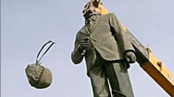 На аукционе не смогли продать бронзовую ягодицу Хусейна